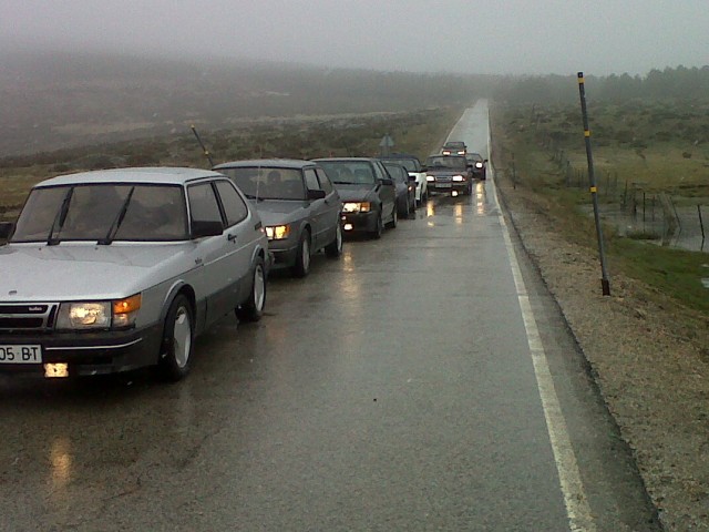 Caravana bajo la nieve