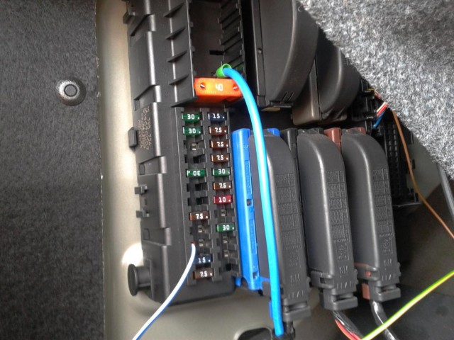 El cable azúl gordo por encima del fusible de 40 A es la alimentación principal tiene corriente constantemente, por debajo lleba un fusible aereo de 10A. El finito tambien azúl es el del remote, en ambos cables he colocado punteras para una buena conexión, la masa no se ve pero muy cerca en la zona el coche tiene un tornillo donde van las tierras de la zona, el cable viene preparado con una puntera para su correcta conexión.