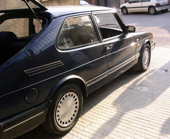 Con los tapacubos de acero inoxidable. Se nota que el coche brilla más