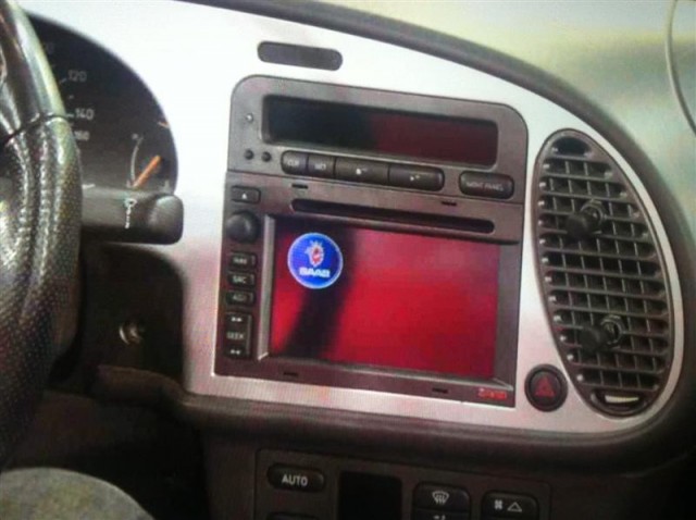 img 92, 93; asi queda instalado en un Saab 9-3 classic de 2001.