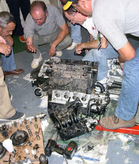 Nervios, discusiones y el motor abierto...
