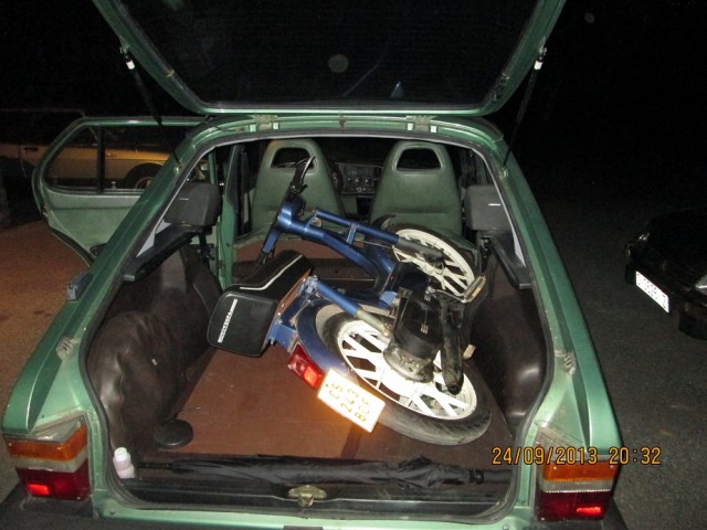 vespino en maletero (1).JPG