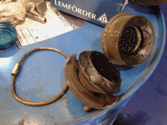 20140922_094343 R.jpg (437.44 KiB) Visto 9046 veces Soporte deteriorado tras 266K Kms.