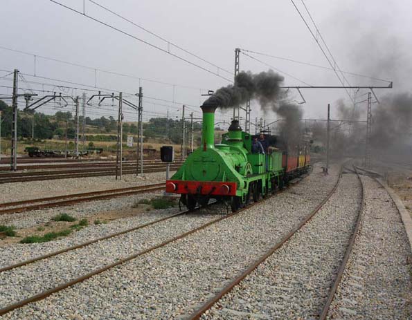Este es el famoso tren del Barcelona-Mataró, que inauguró la época de los ferrocarriles en España en el lejano año 1848.