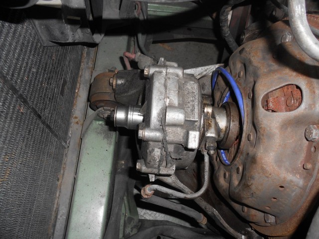 Con el cable de bujía para retener la maza y el tornillo para sacar el primario