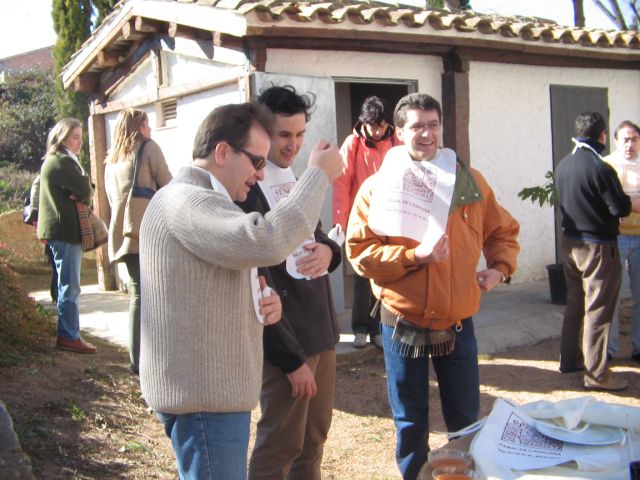 Primeras explicaciones a alvaro, de como comer calçots..jejejeje