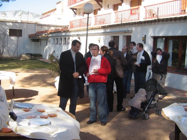 el patio donde se suponia ibamos a comer calçots ;) k potitos toos con baberos.. Tommy, etc..