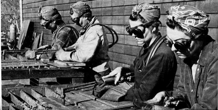 Mujeres soldando chapa de los liberty