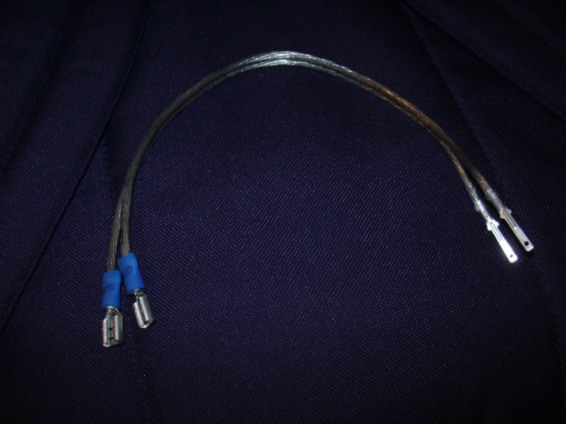 El cableado para el conector de serie del altavoz, antes de aislarlo con cinta aislante