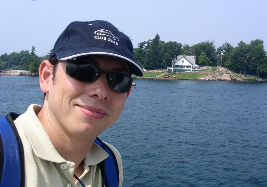 El menda en la zona de las 1000 islas canadienses, poco antes de hacer un intrépido vuelo en hidroavión