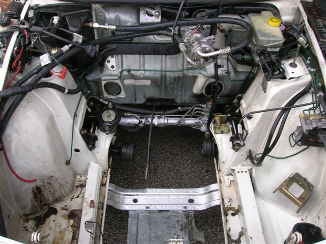 Todo limpio y reluciente. El travesaño es de aluminio, no está cromado.