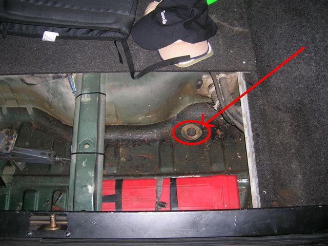 Debajo de la caja de herramientas