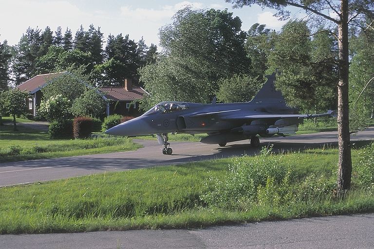 gripen_g50_roadb.jpg