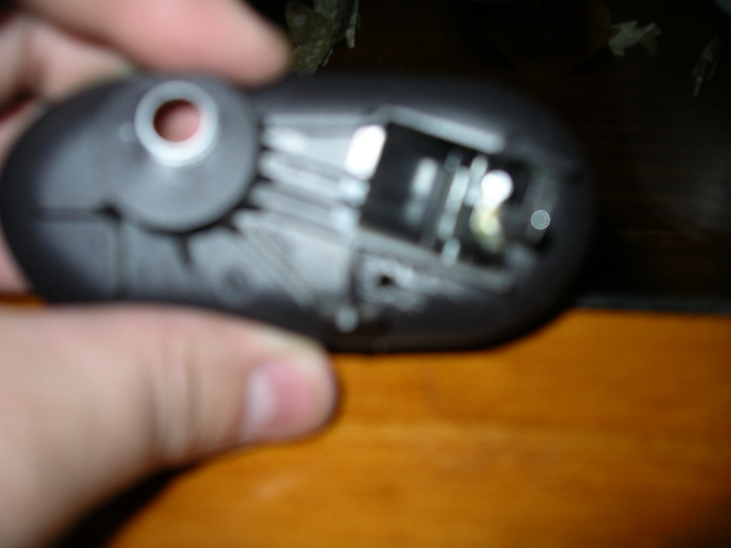 aqui tenemos el agujero y hemos limado las paredes de plastico para que entre el led bien