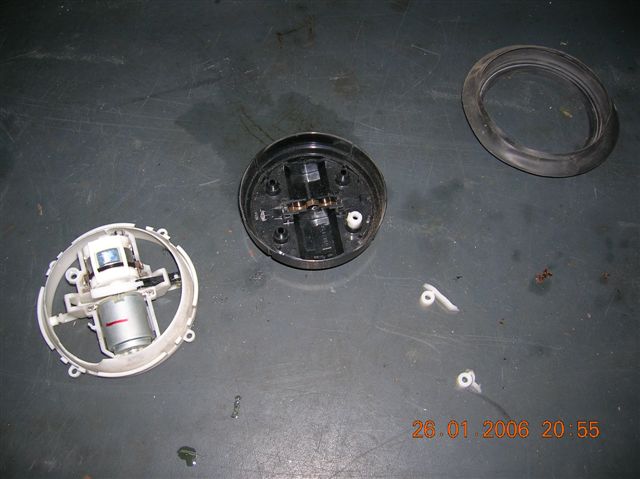 Desmontando el motor del bastidor, también tiene los soportes de los tonillos rotos, pero se arregla con pegamento.