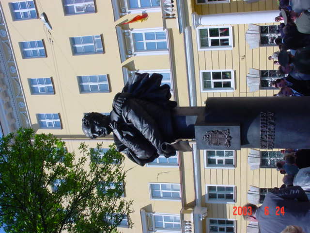 El busto del &amp;quot;procer&amp;quot;, Betancourt, una vez descubierto.