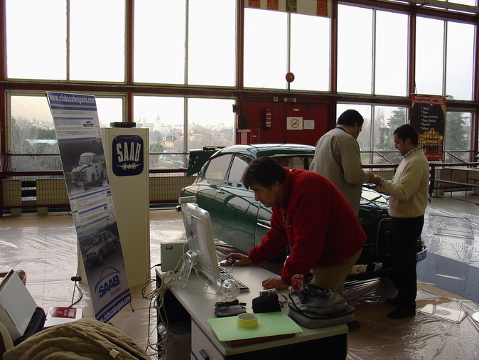 Montando el stand.JPG